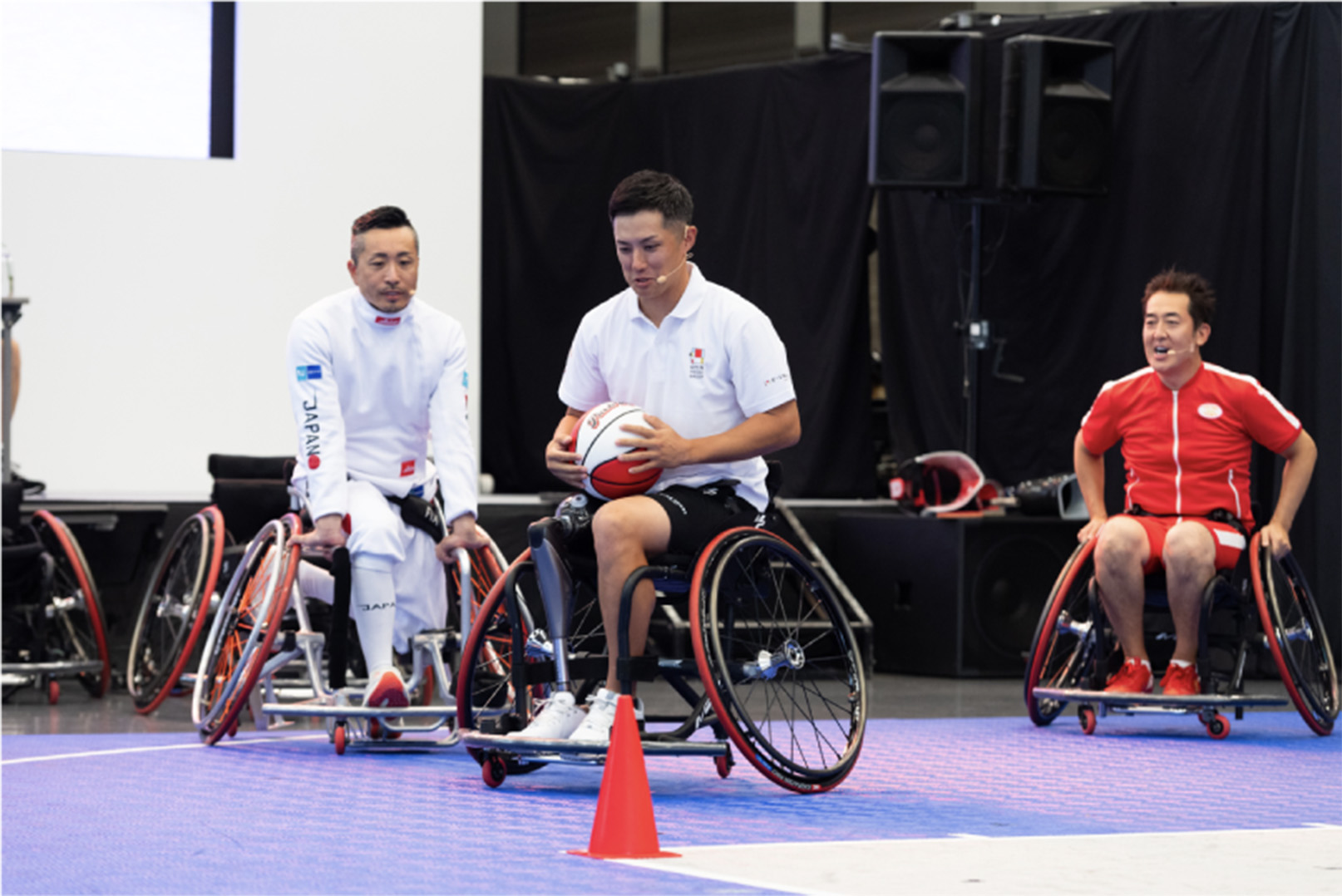 安直樹選手、小須田潤太選手、テツ(テツandトモ）さんの写真