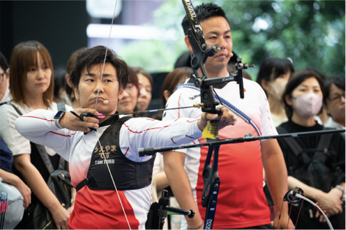 風船の的を狙う上山選手の写真