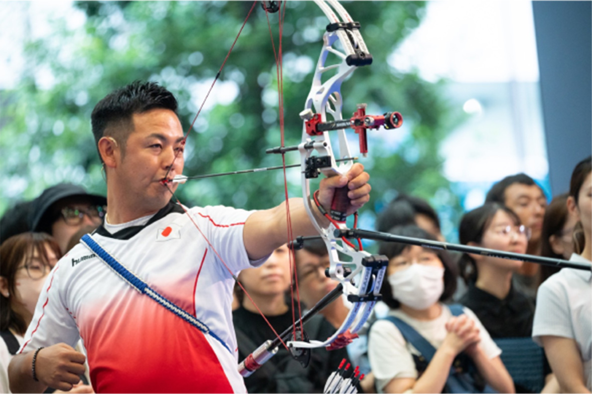 風船の的を狙う大江選手の写真